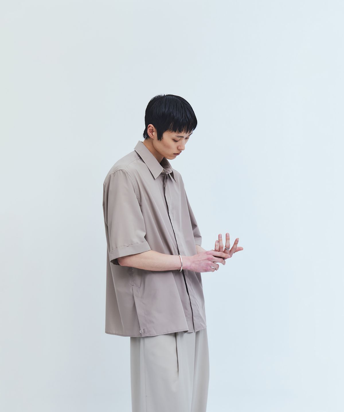 유스(YOUTH) Side-Slit Half Shirt - Beige