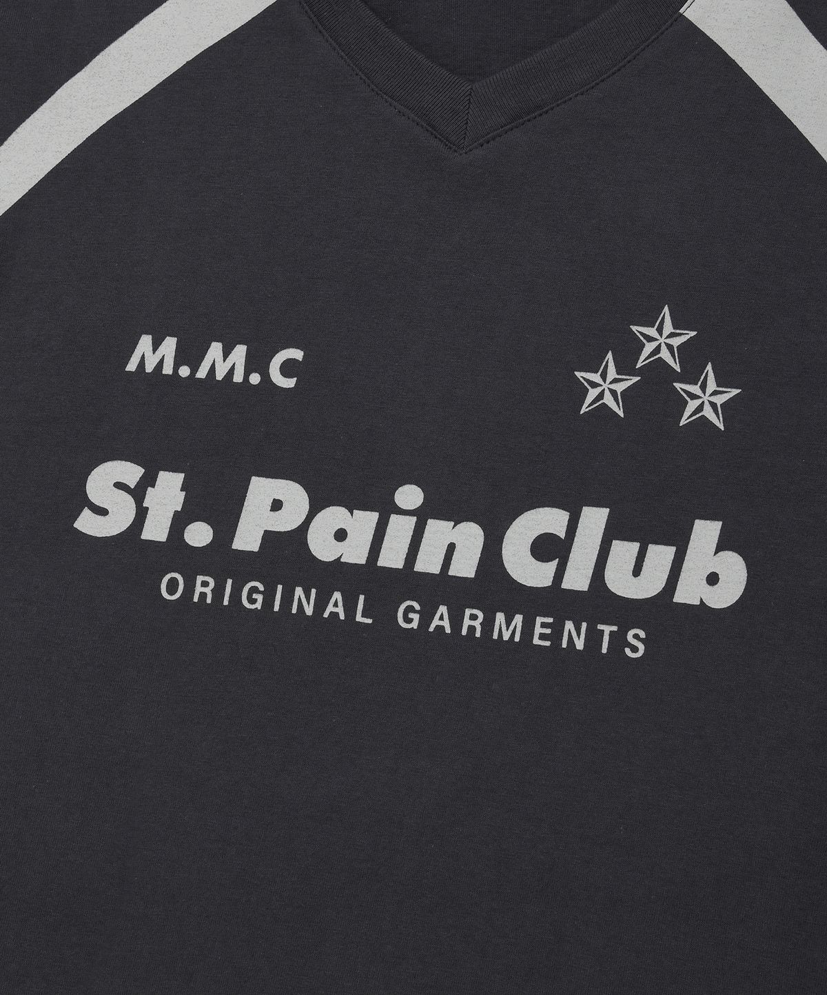 세인트페인(SAINTPAIN) SP M.M.C 로고 엠블럼 라인 티셔츠-차콜