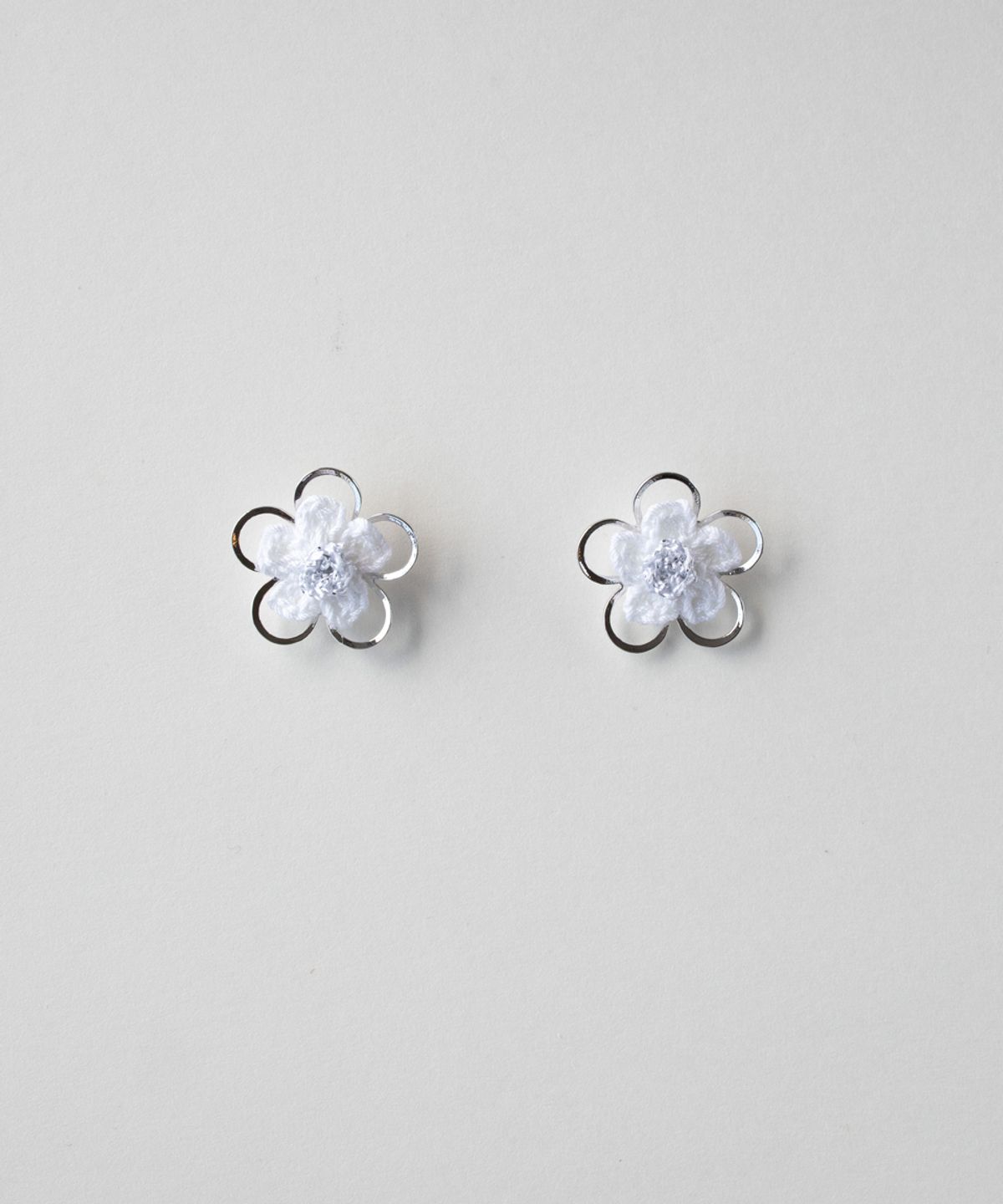 메리모티브(MERRYMOTIVE) Double flower knit earring (Silver)