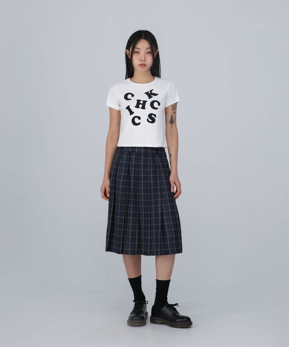 칙스(CHICKS) CHICKS WORD 블랙 크롭 반팔티 반팔 티셔츠 화이트