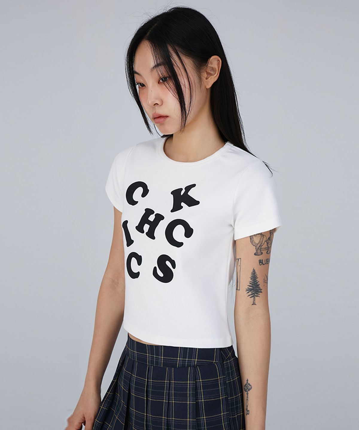 칙스(CHICKS) CHICKS WORD 블랙 크롭 반팔티 반팔 티셔츠 화이트