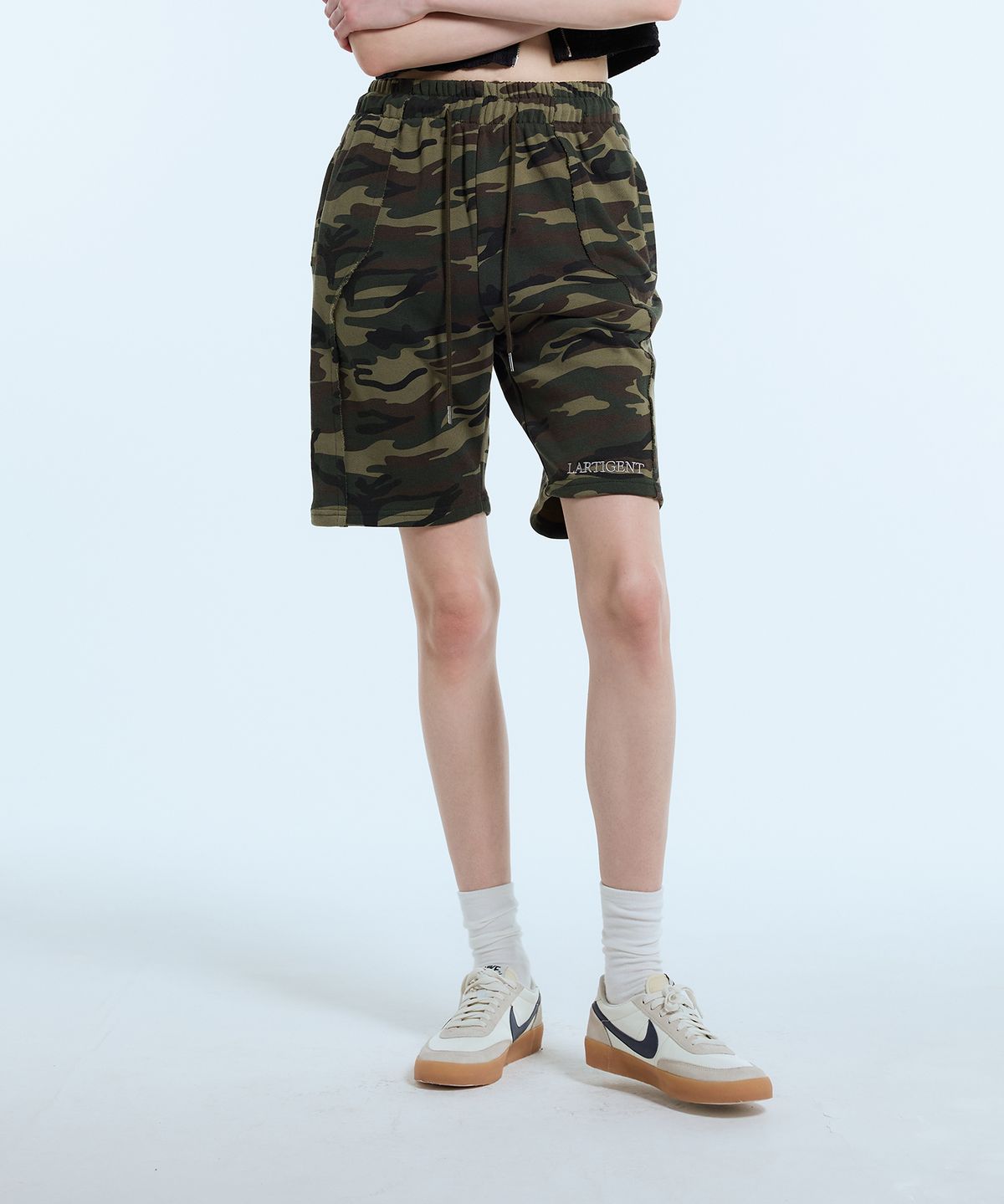 라티젠(LARTIGENT) L11 CAMO LOGO SHORTS(KHAKI)