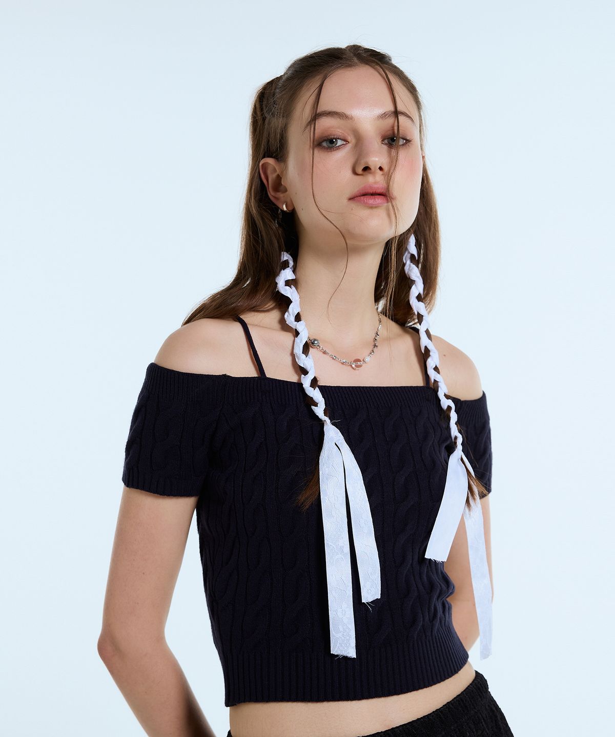 라티젠(LARTIGENT) L11 CABLE OFF SHOULDER KNIT(NAVY)