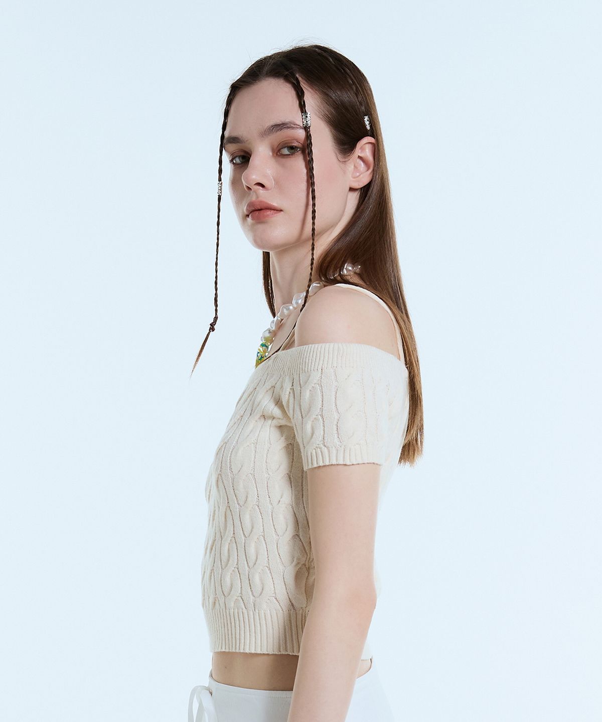 라티젠(LARTIGENT) L11 CABLE OFF SHOULDER KNIT(CREAM)