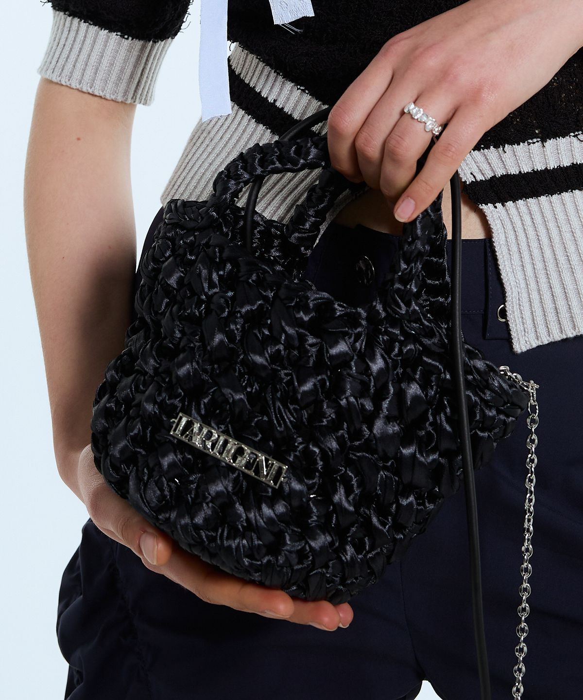 라티젠(LARTIGENT) L11 SATIN CROCHET CHAIN BAG(BLACK)