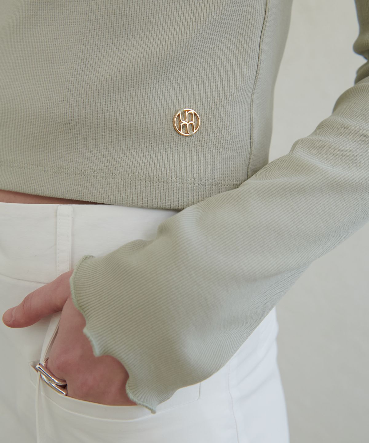 언뮤트(UNMUTE) LAYERED U-NECK TOP SET UP(OLIVE)