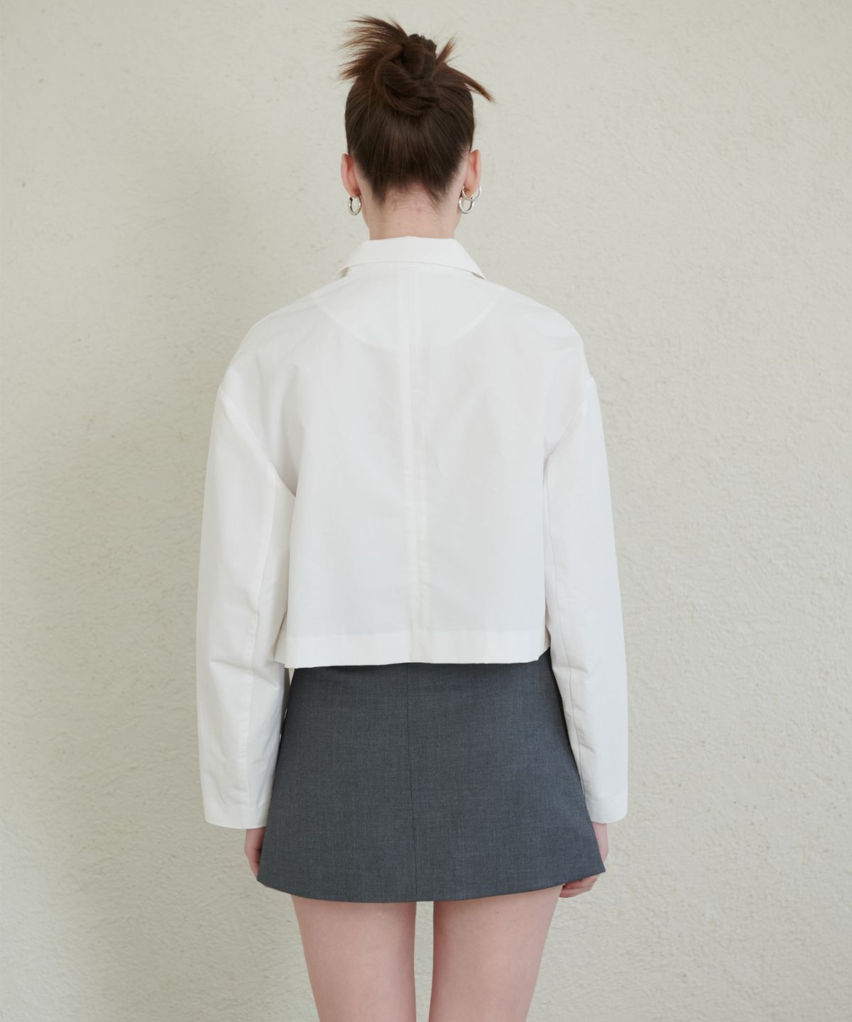 언뮤트(UNMUTE) VOLUME SLEEVE CROPPED JACKET(WHITE)