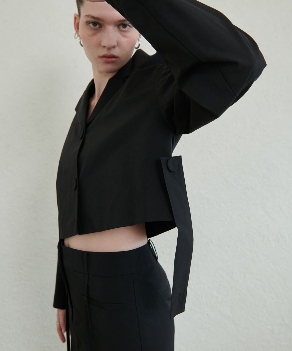 언뮤트(UNMUTE) VOLUME SLEEVE CROPPED JACKET(BLACK)
