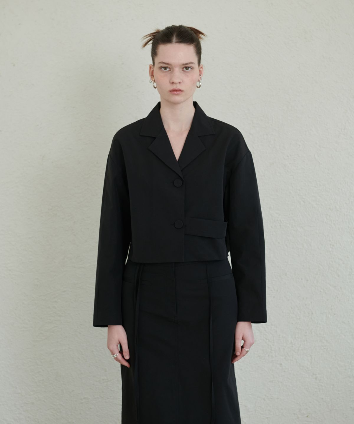 언뮤트(UNMUTE) VOLUME SLEEVE CROPPED JACKET(BLACK)