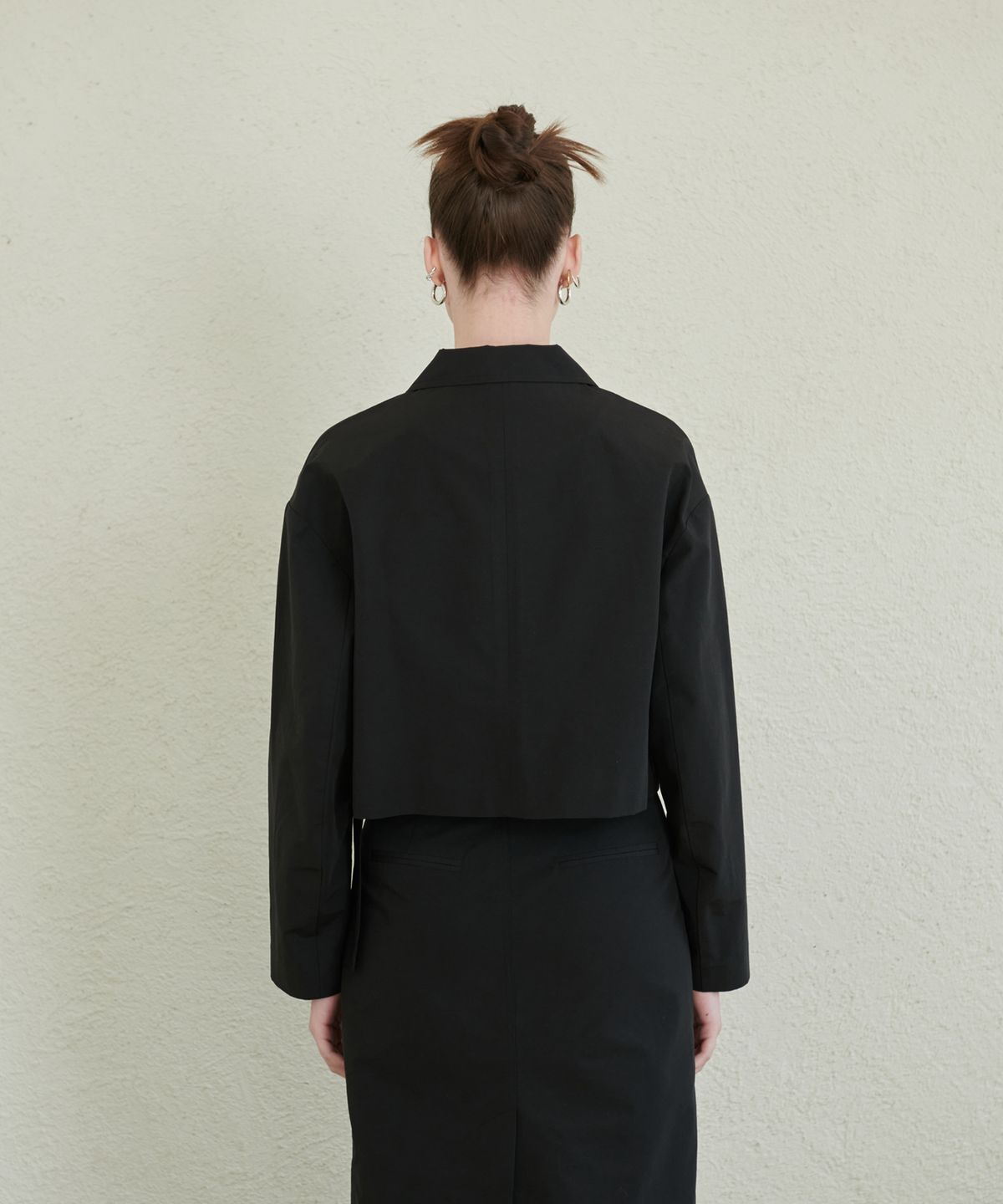 언뮤트(UNMUTE) VOLUME SLEEVE CROPPED JACKET(BLACK)