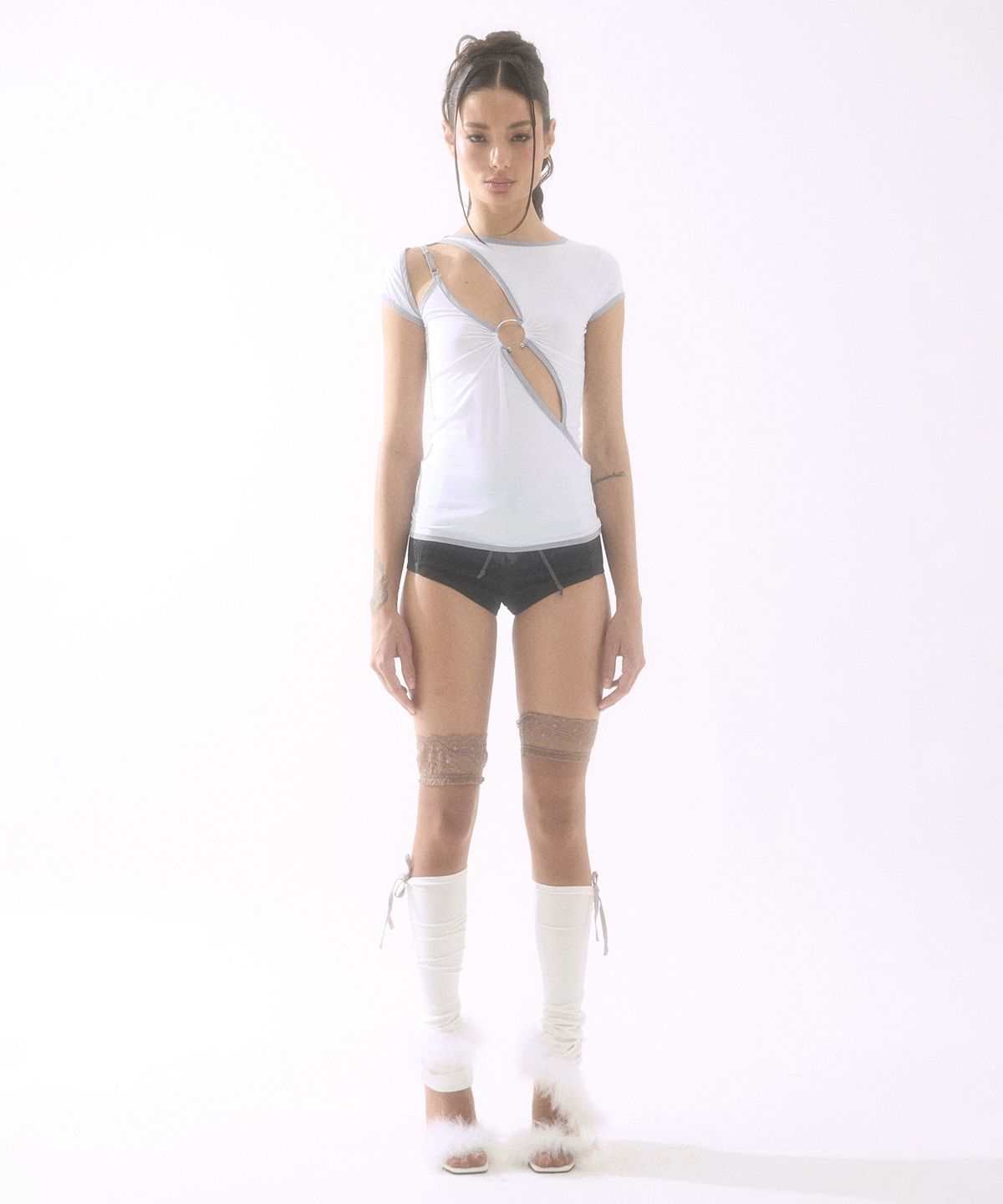배디(BADEE) Diagonal Cut-Out Top White
