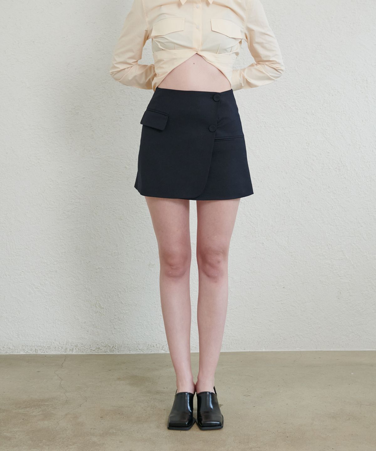 언뮤트(UNMUTE) TAILORED MINI WRAP SKIRT(BLACK NAVY)
