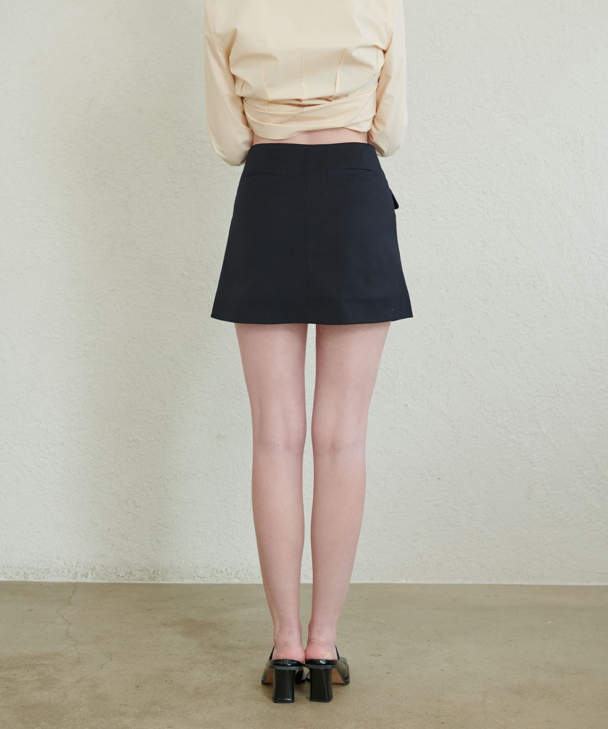 언뮤트(UNMUTE) TAILORED MINI WRAP SKIRT(BLACK NAVY)