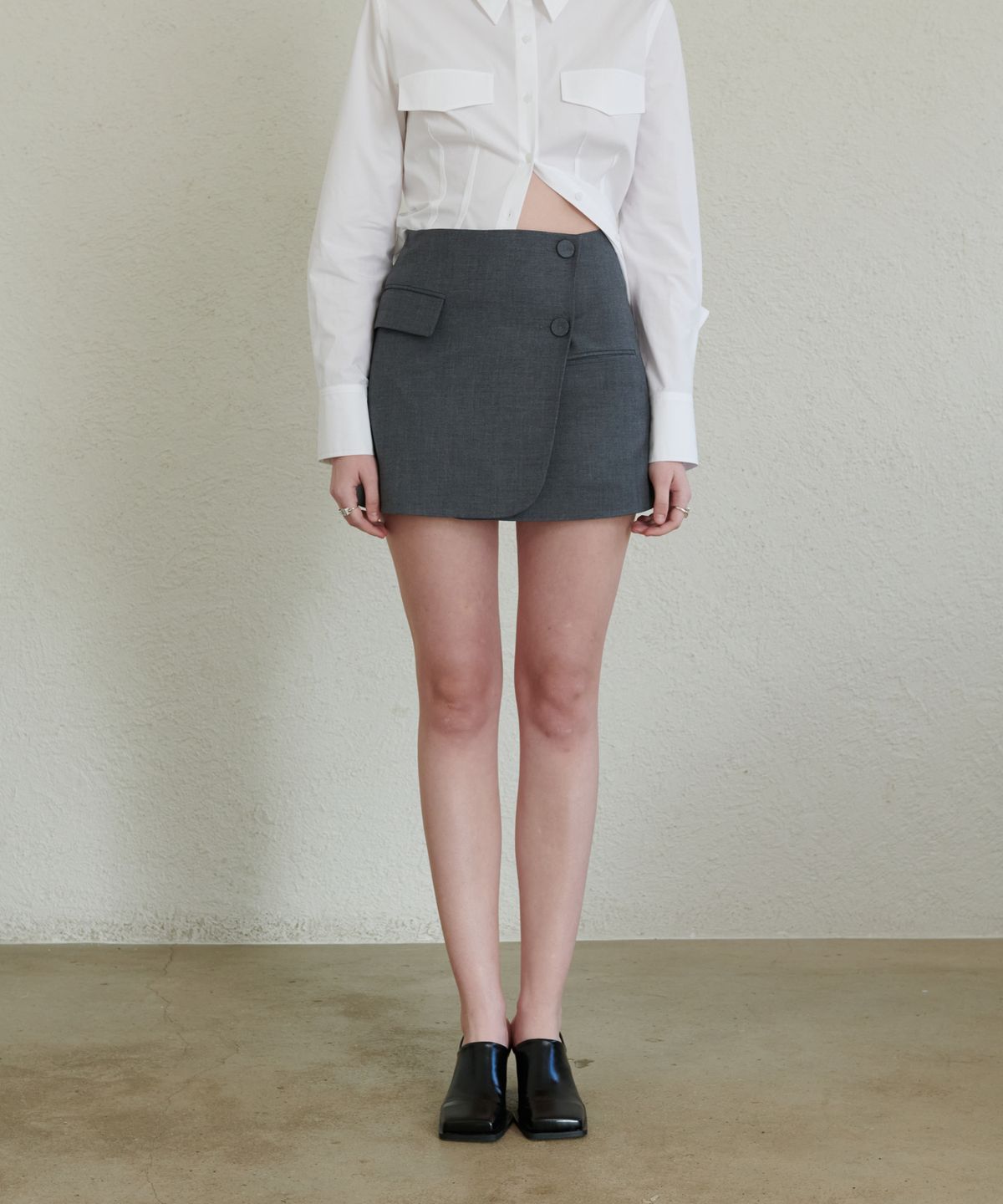 언뮤트(UNMUTE) TAILORED MINI WRAP SKIRT(GREY)