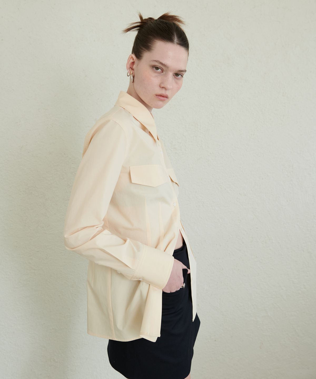 언뮤트(UNMUTE) OUT SEAM DETAIL SLIM SHIRTS(BEIGE)
