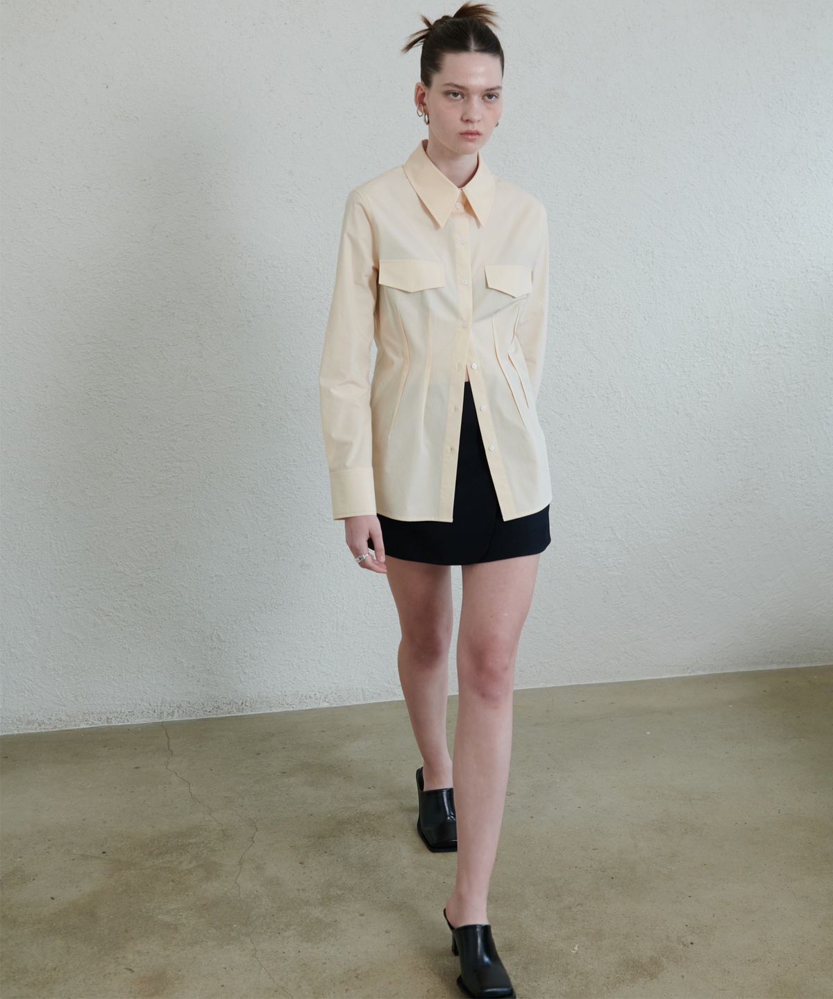 언뮤트(UNMUTE) OUT SEAM DETAIL SLIM SHIRTS(BEIGE)