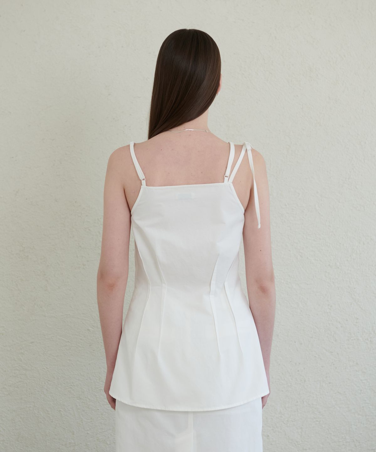 언뮤트(UNMUTE) OUT SEAM DETAIL CAMISOLE BLOUSE(WHITE)