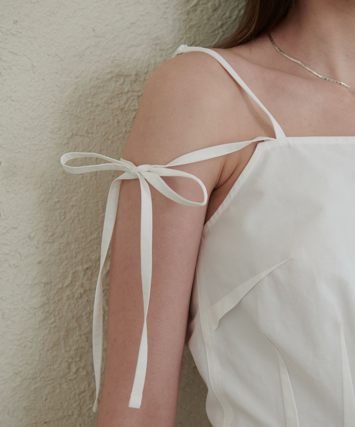 언뮤트(UNMUTE) OUT SEAM DETAIL CAMISOLE BLOUSE(WHITE)