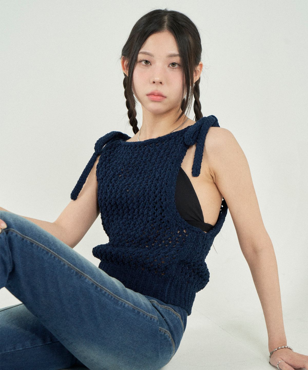 토바스(TOVAS) 리본 디테일 펀칭 니트 슬리브리스 (네이비)