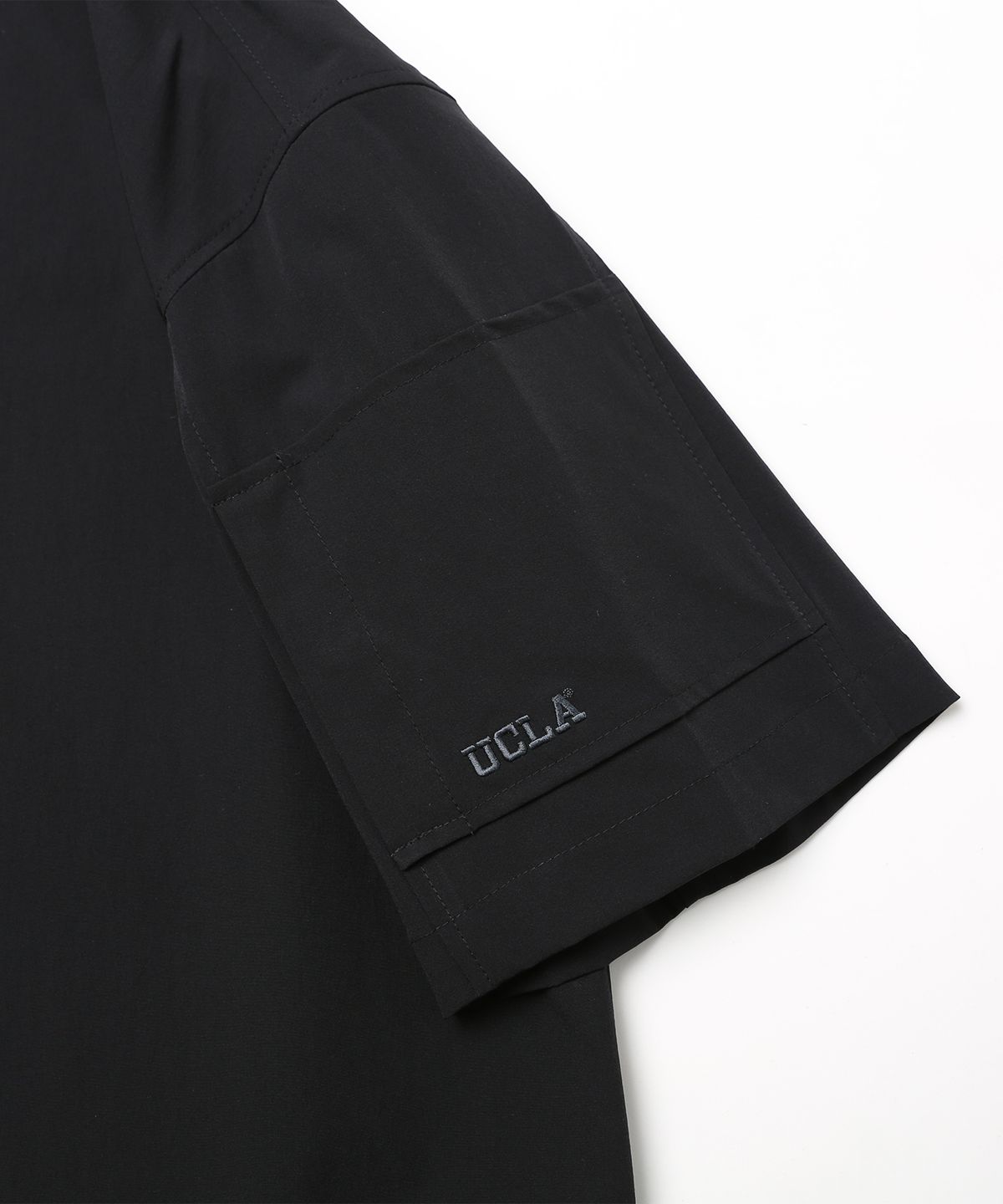 유씨엘에이(UCLA) 남녀공용 나일론 스판 소매 포켓 우븐 티셔츠[BLACK](UA4ST95_39)