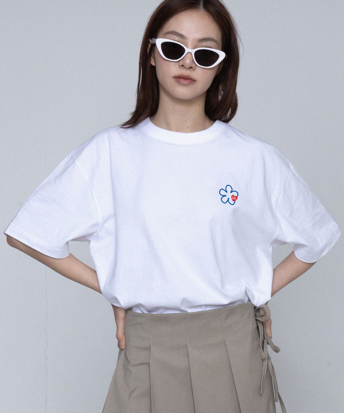 그레이버(GRAVER) [UNISEX]스몰 라인 플라워 하트로고 반팔티_화이트