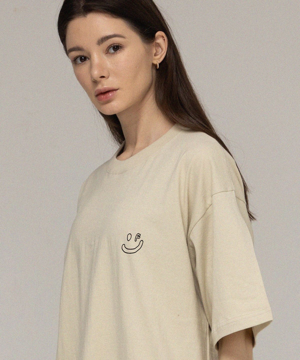 그레이버(GRAVER) [UNISEX]스몰 라인 드로잉스마일 반팔티_샌드베이지