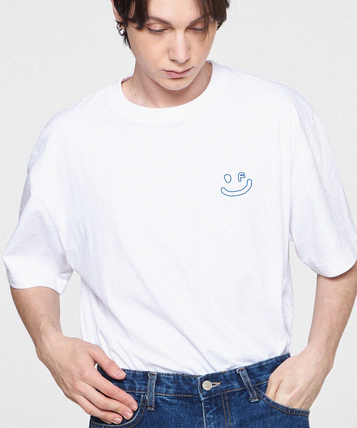 그레이버(GRAVER) [UNISEX]스몰 라인 드로잉스마일 반팔티_화이트/블루 로고