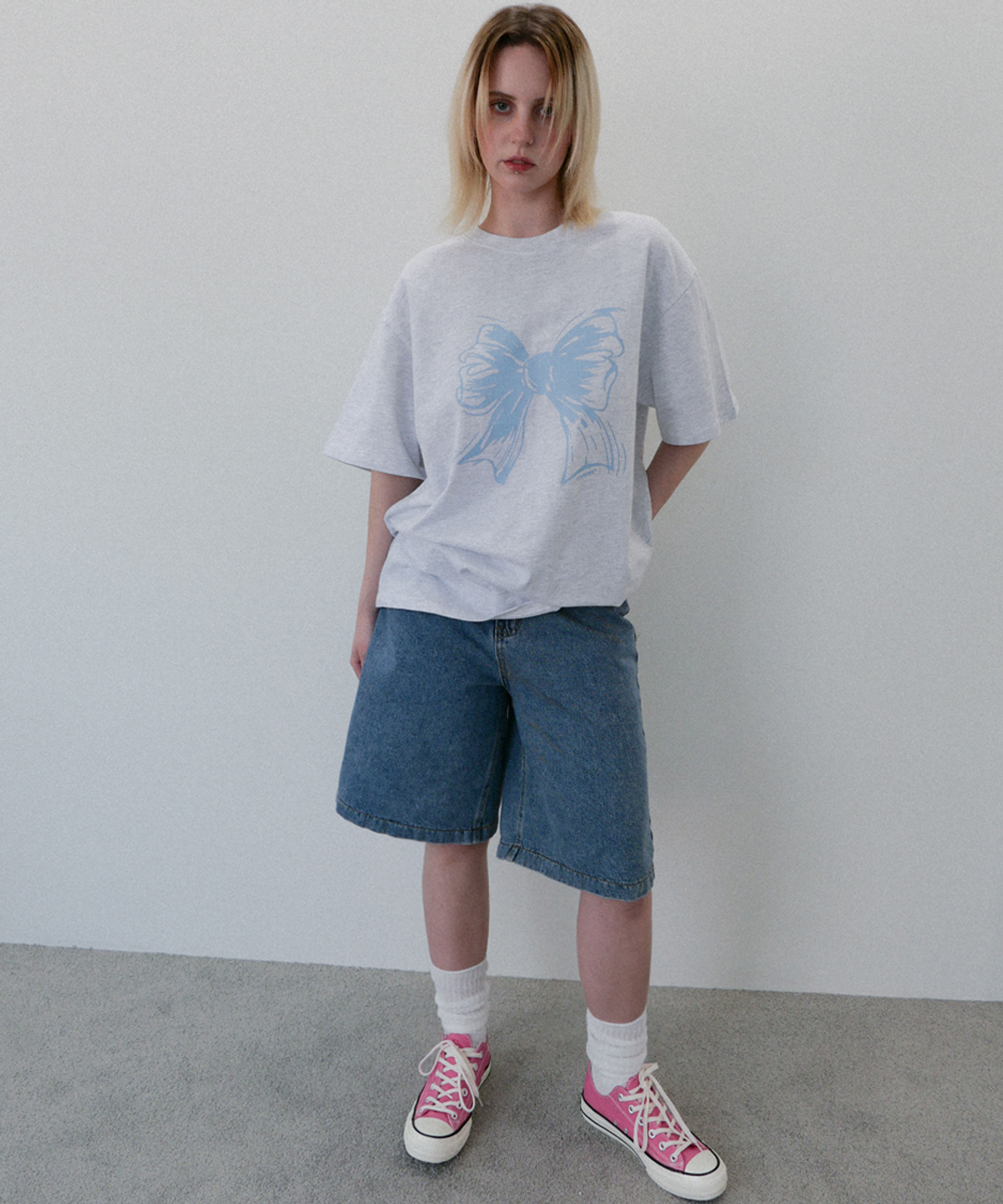 잇자바이브(ITZAVIBE) RIBBON LOGO T SHIRT - LIGHT GRAY