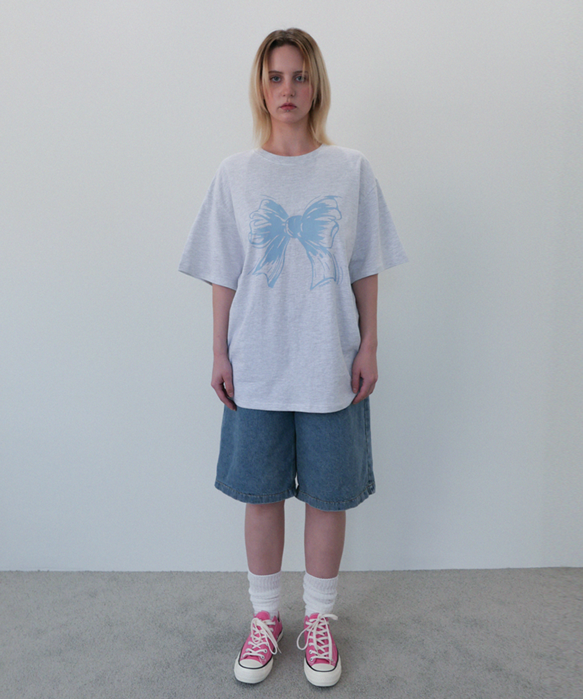 잇자바이브(ITZAVIBE) RIBBON LOGO T SHIRT - LIGHT GRAY
