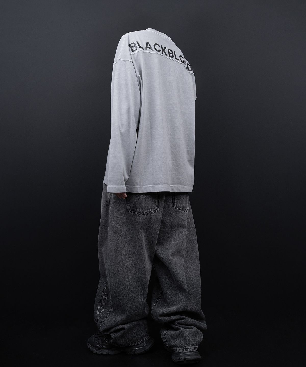 블랙블론드(BLACKBLOND) 비비디 히든 슬로건 피그먼트 긴팔티 (그레이)