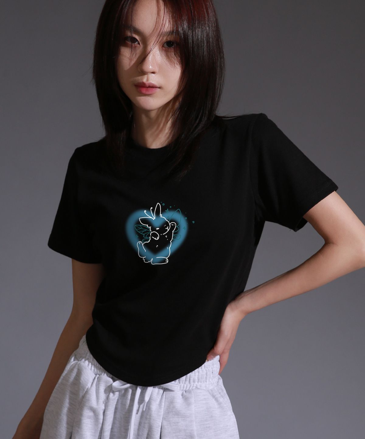 라이크더모스트(LIKE THE MOST) 우먼 엔젤레빗 라운드컷  반팔 티셔츠_블랙