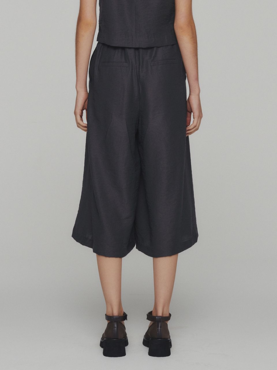 MUSINSA公式 | AMOMENTO STRIPE PINTUCK CULOTTE PANTS (2COLORS)