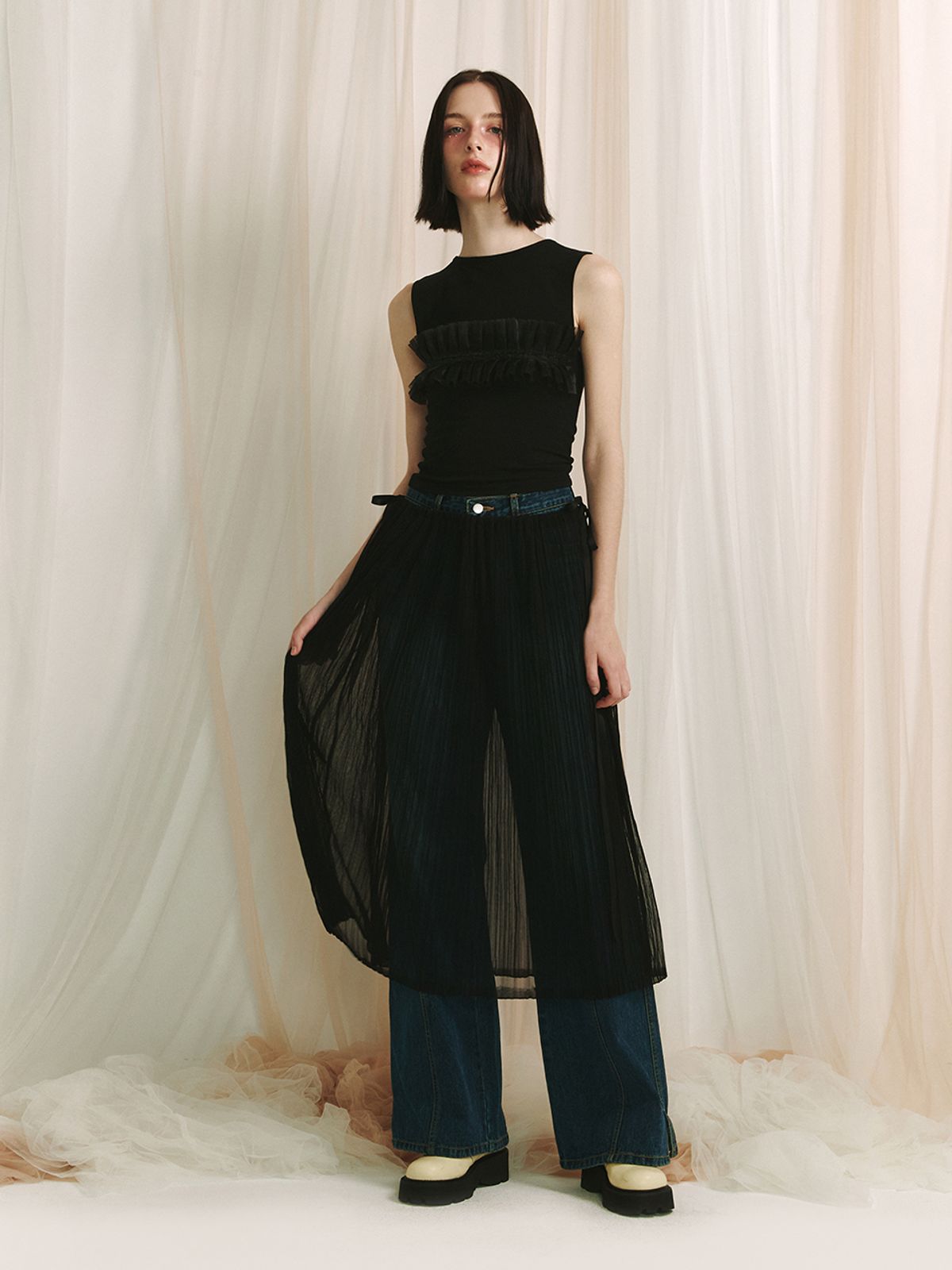 민더리(MEENDERI) RUFFLE LACE SLEEVELESS TOP - BLACK