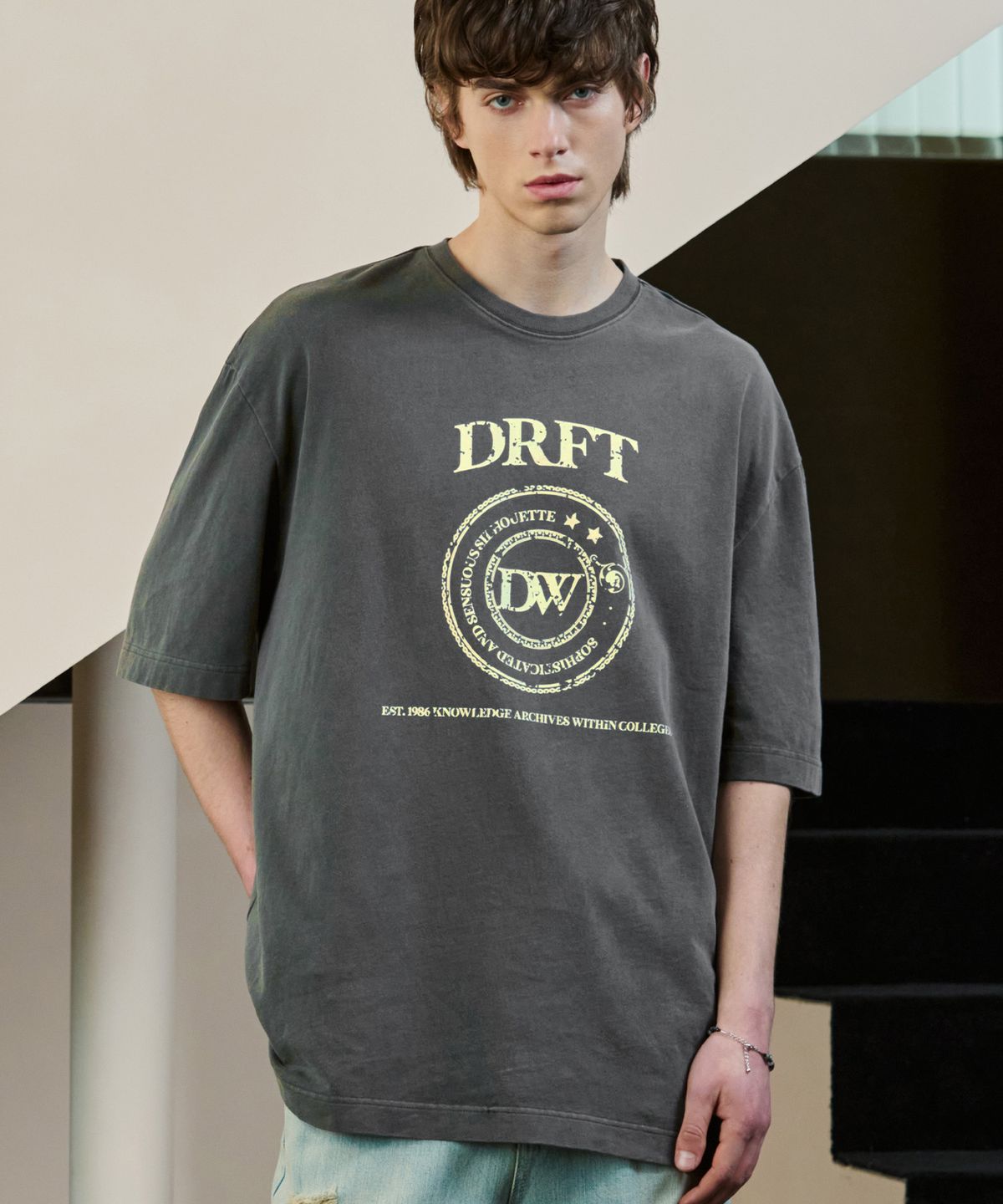 드로우핏(DRAW FIT) 피그먼트 컬리지 로고 티셔츠 [CHARCOAL]