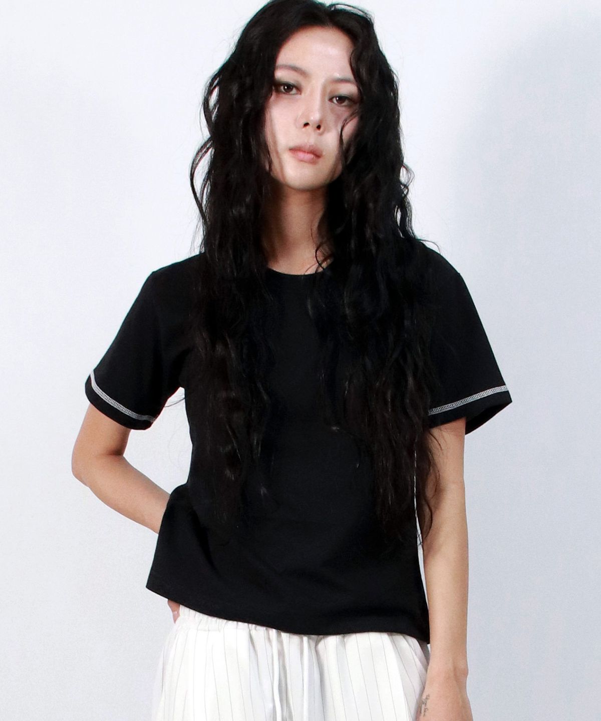 드마크(DEMARC) 스티치 배색 세미 크롭 반팔티셔츠 블랙