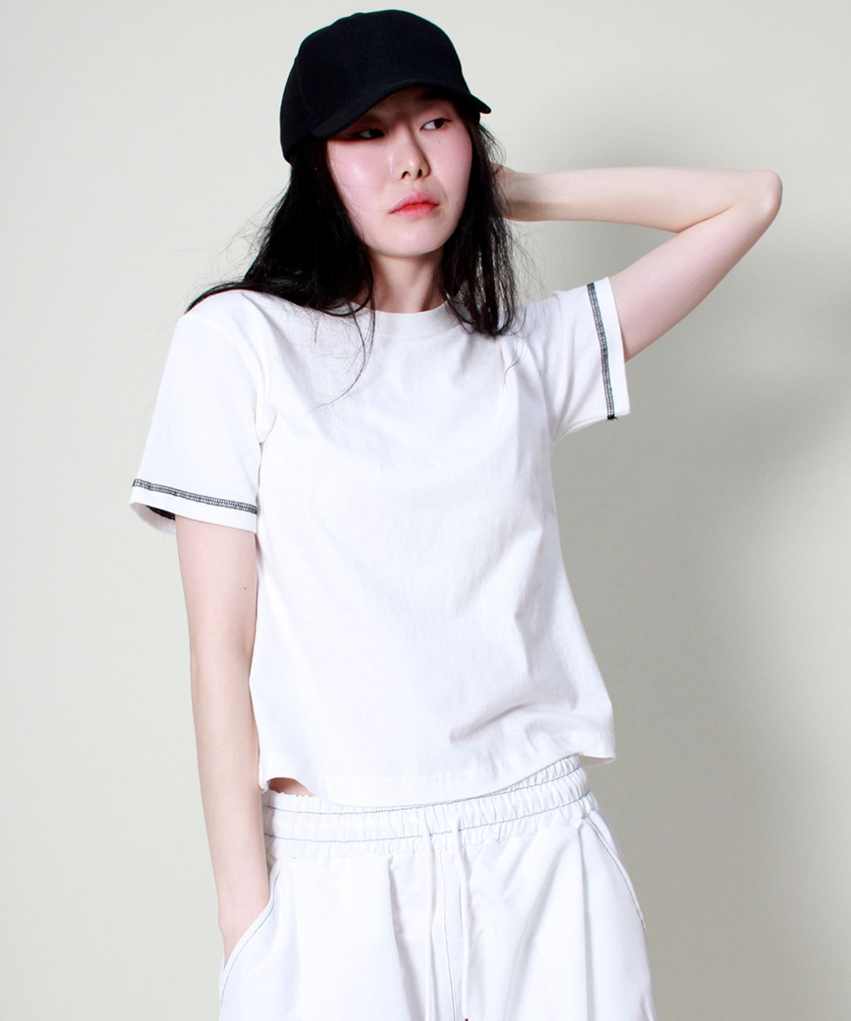 드마크(DEMARC) 스티치 배색 세미 크롭 반팔티셔츠 아이보리