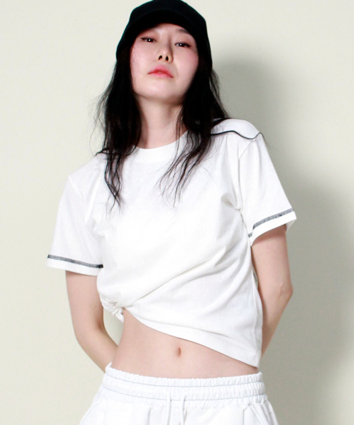 드마크(DEMARC) 스티치 배색 세미 크롭 반팔티셔츠 아이보리