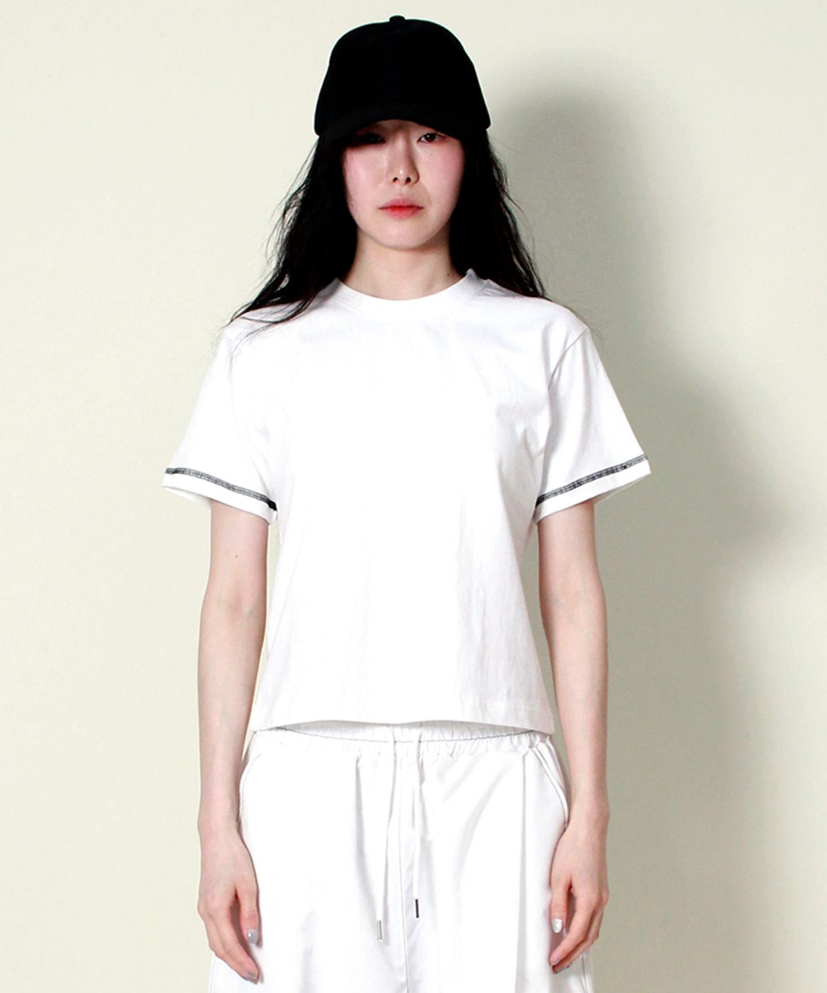 드마크(DEMARC) 스티치 배색 세미 크롭 반팔티셔츠 아이보리