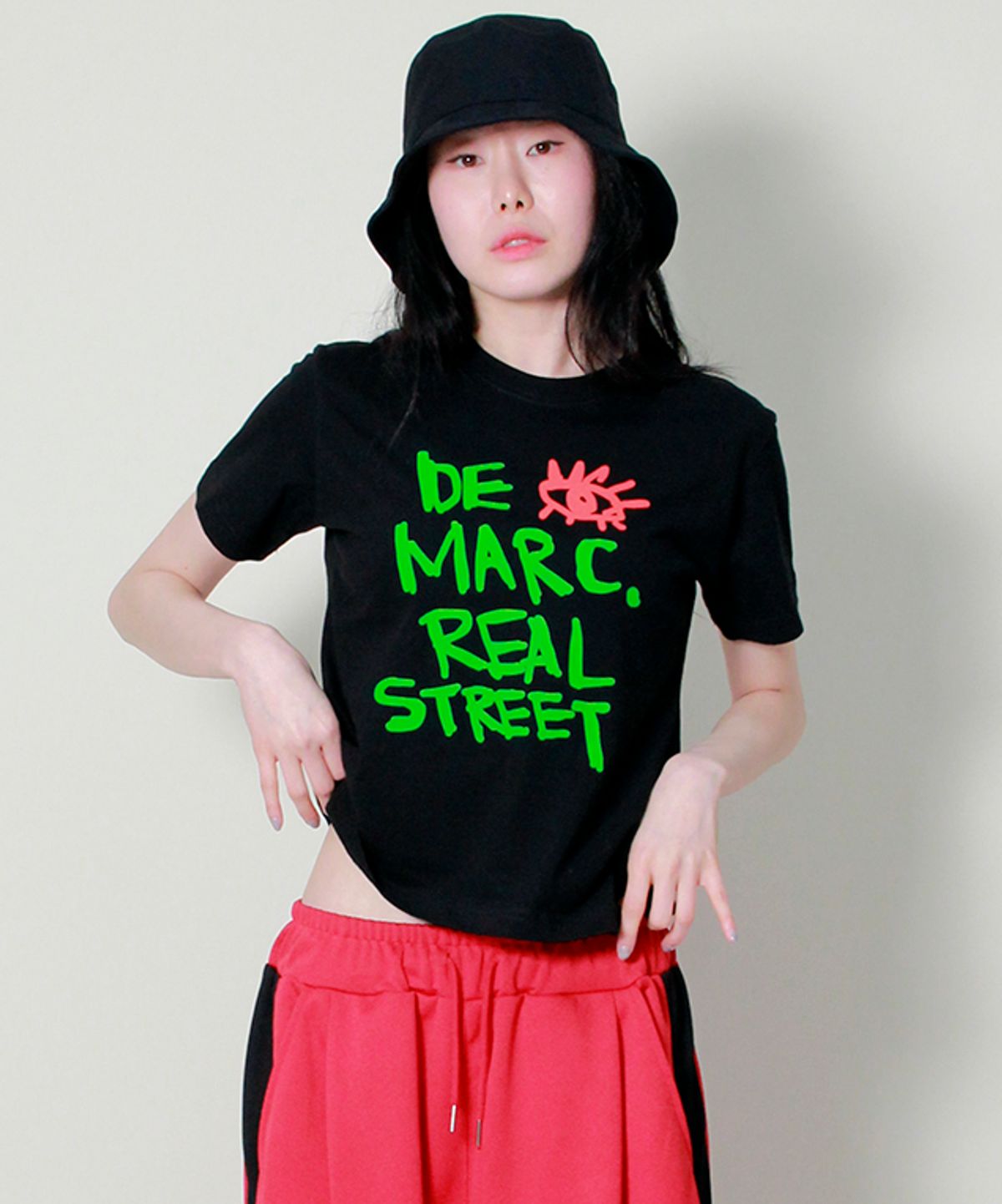 드마크(DEMARC) 로고 프린트 세미 크롭 반팔티셔츠 블랙