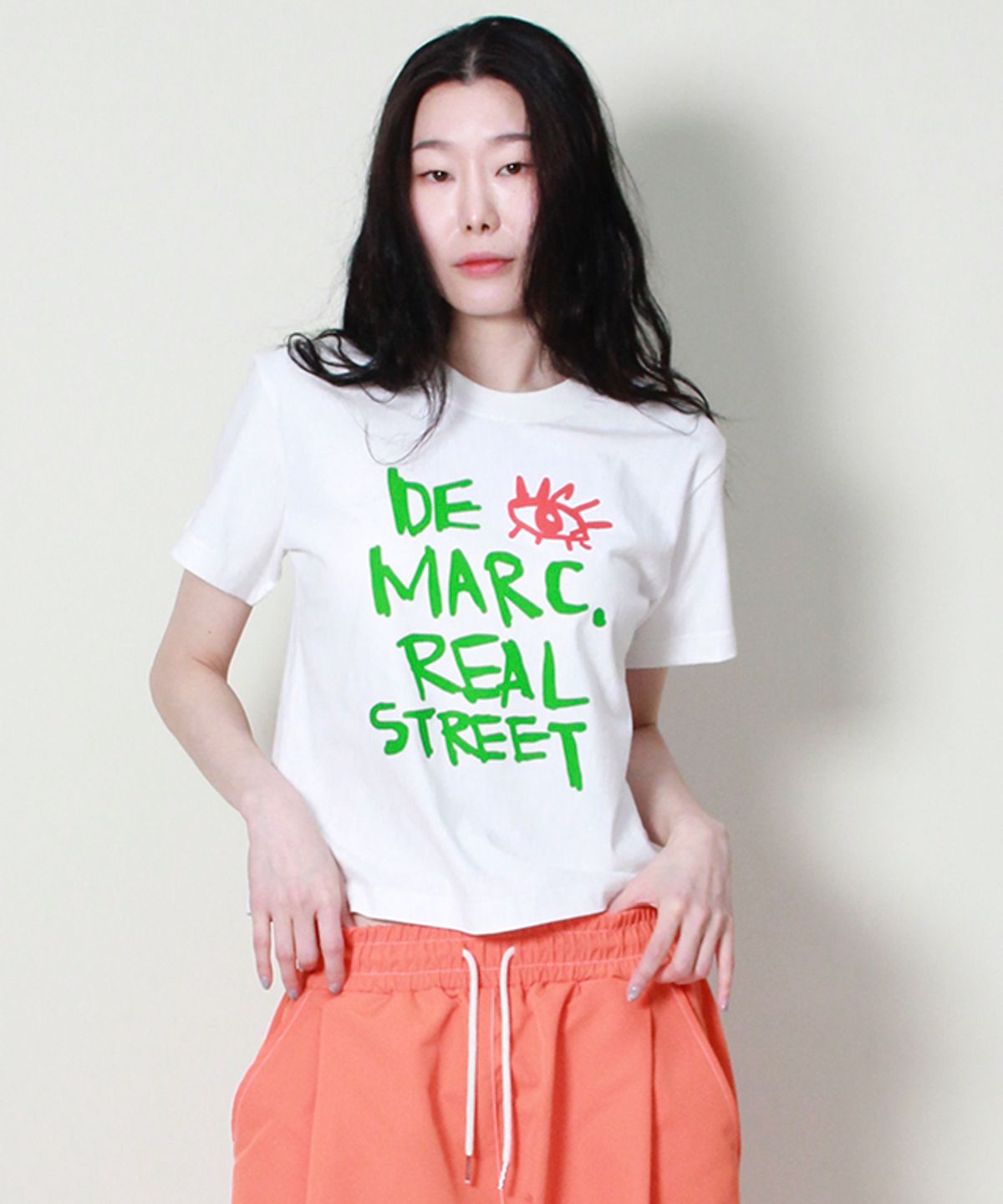 드마크(DEMARC) 로고 프린트 세미 크롭 반팔티셔츠 아이보리