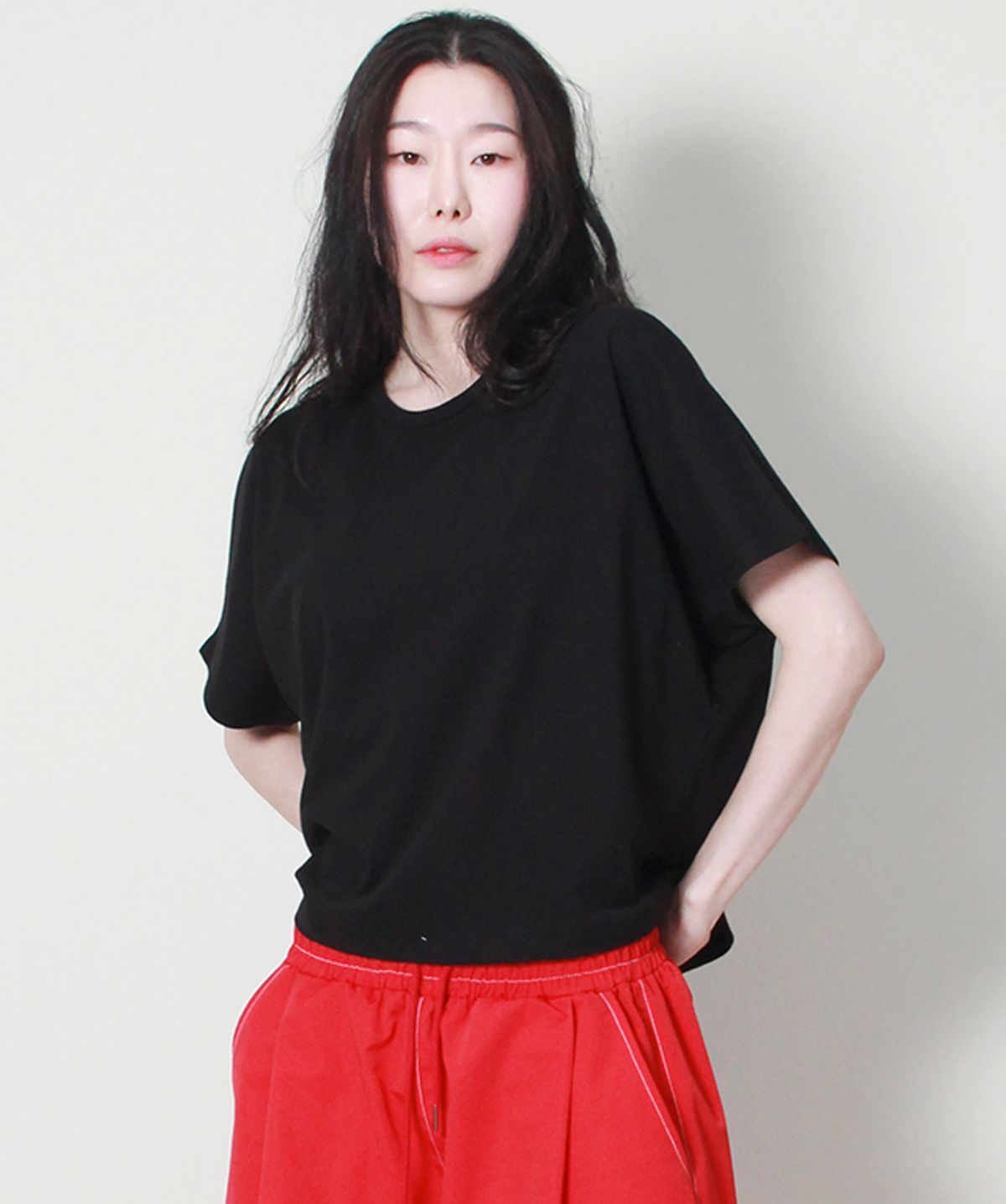 드마크(DEMARC) 솔리드 세미크롭 프렌치 하프슬리브 티셔츠 블랙
