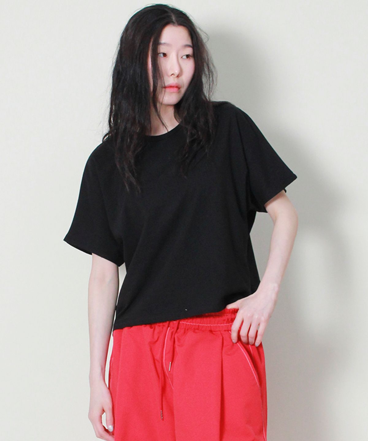 드마크(DEMARC) 솔리드 세미크롭 프렌치 하프슬리브 티셔츠 블랙