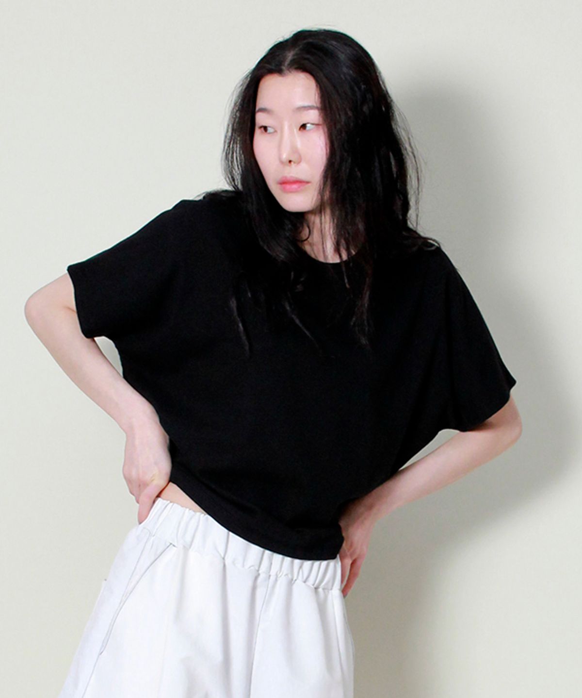 드마크(DEMARC) 솔리드 세미크롭 프렌치 하프슬리브 티셔츠 블랙