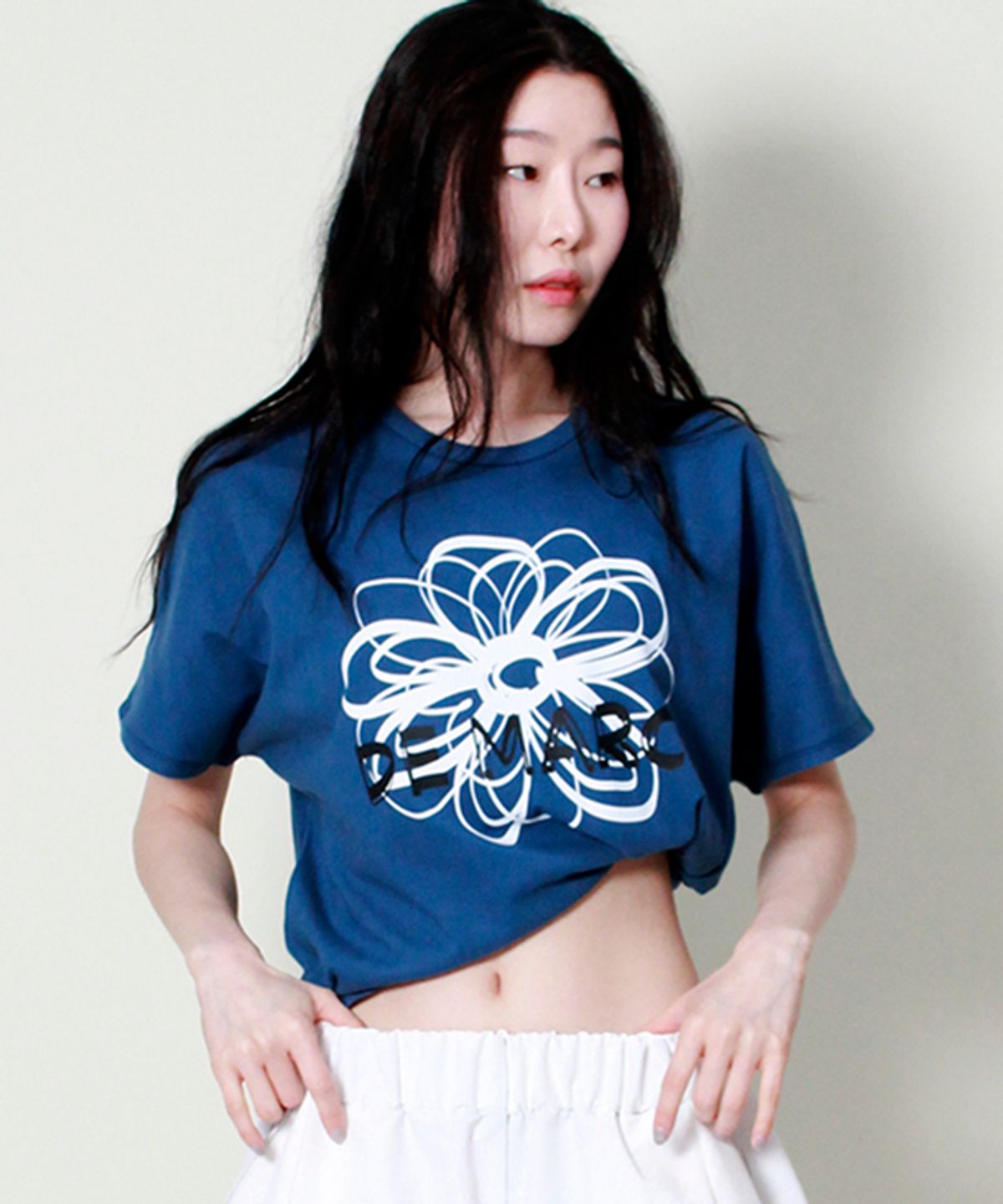 드마크(DEMARC) 프렌치슬리브 드마크플라워 세미크롭 반팔 티셔츠 블루
