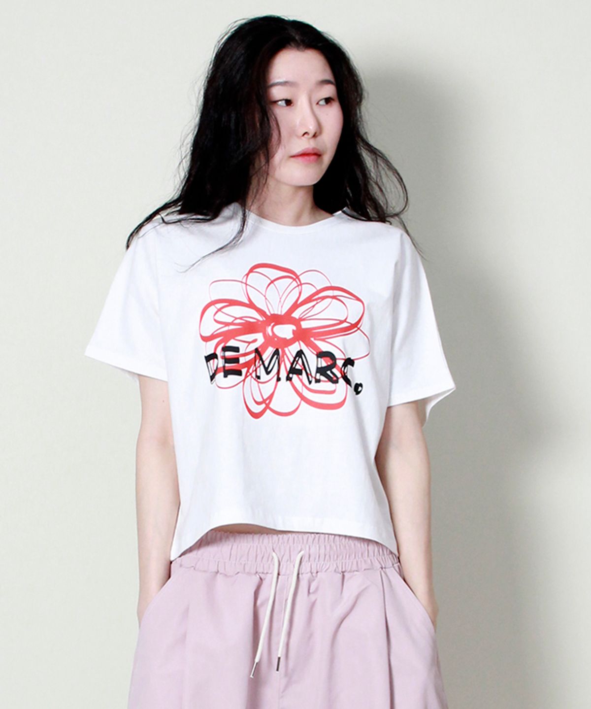 드마크(DEMARC) 프렌치슬리브 드마크플라워 세미크롭 반팔 티셔츠 아이보리 레드