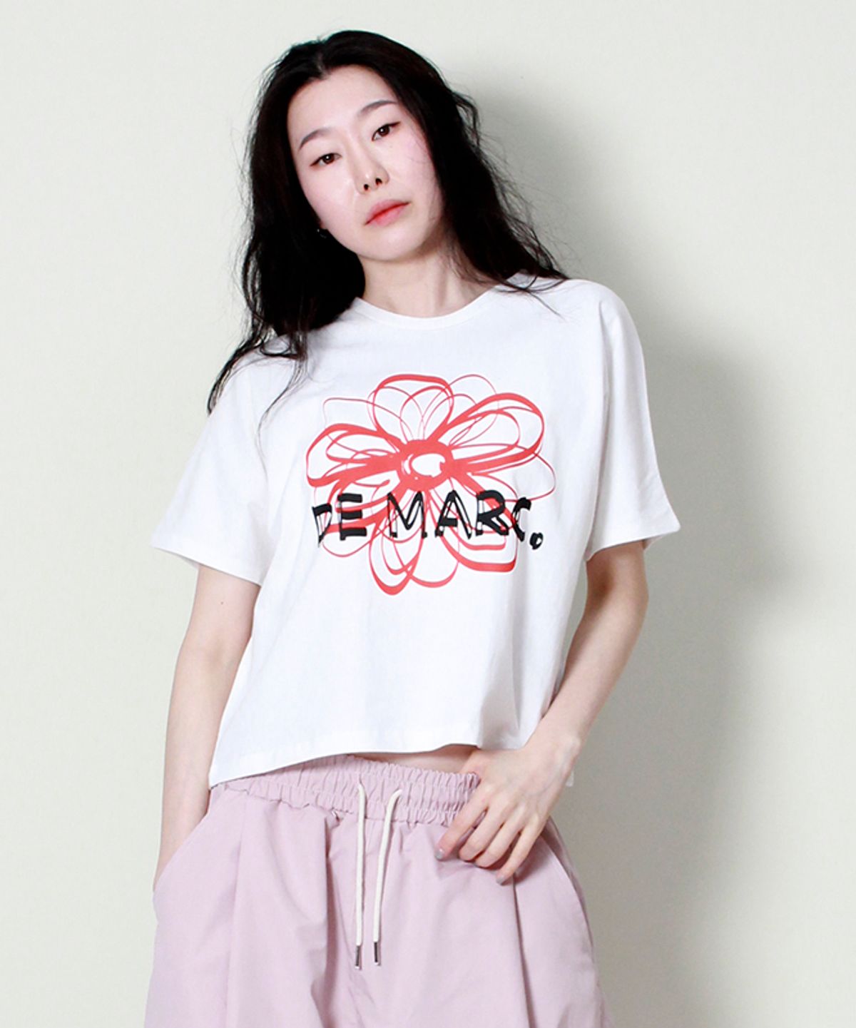 드마크(DEMARC) 프렌치슬리브 드마크플라워 세미크롭 반팔 티셔츠 아이보리 레드
