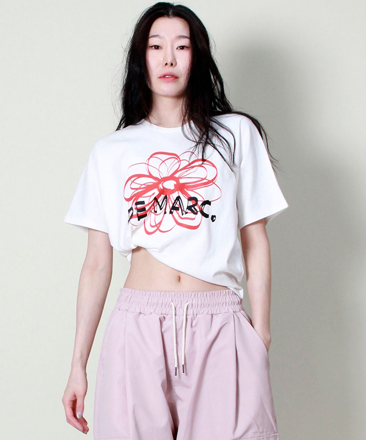 드마크(DEMARC) 프렌치슬리브 드마크플라워 세미크롭 반팔 티셔츠 아이보리 레드