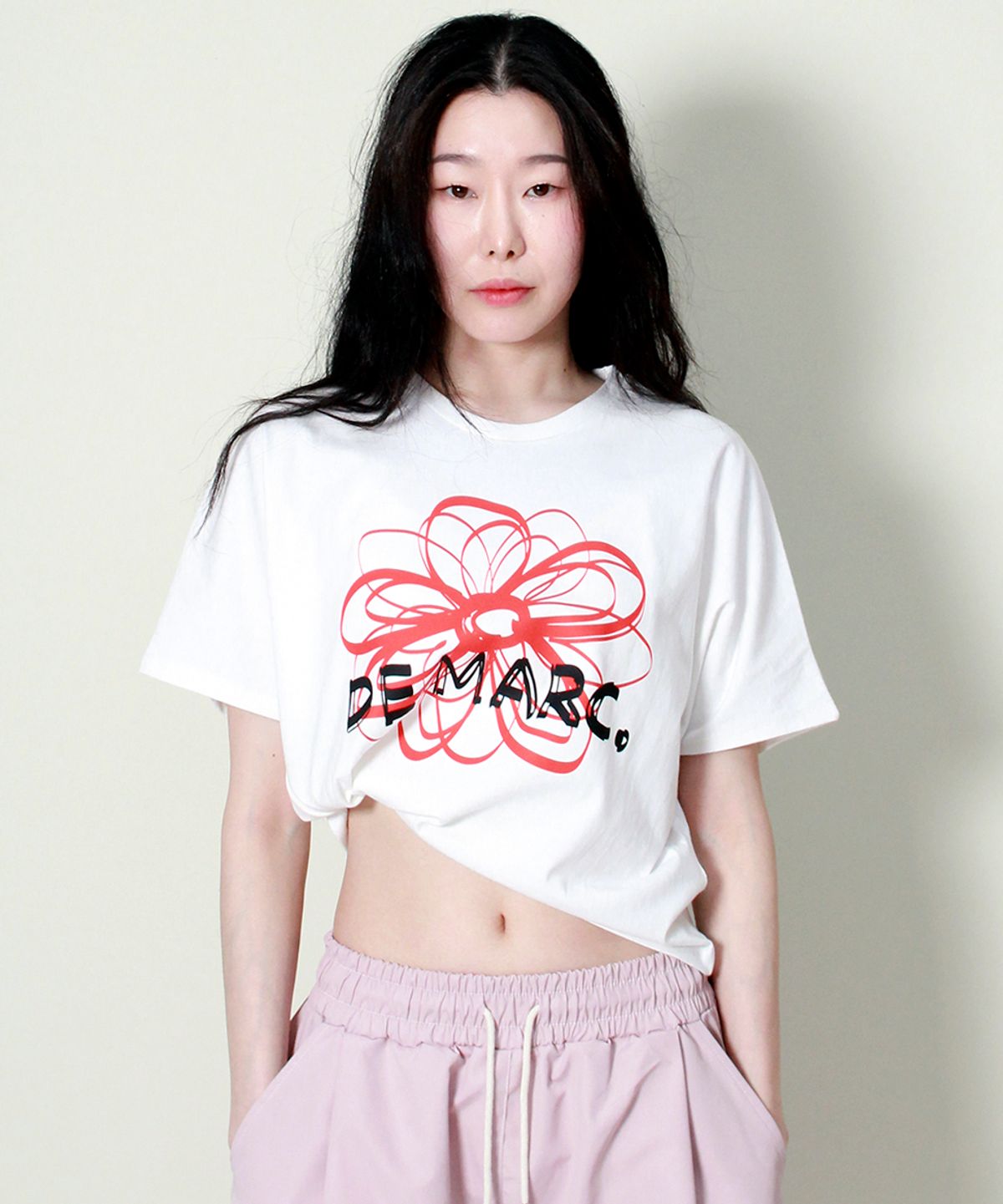 드마크(DEMARC) 프렌치슬리브 드마크플라워 세미크롭 반팔 티셔츠 아이보리 레드