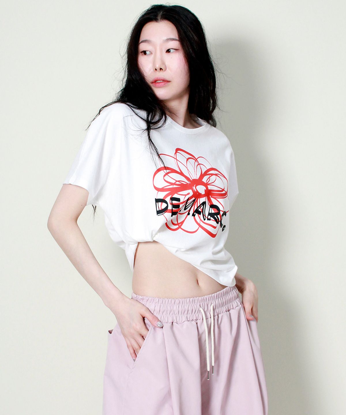 드마크(DEMARC) 프렌치슬리브 드마크플라워 세미크롭 반팔 티셔츠 아이보리 레드