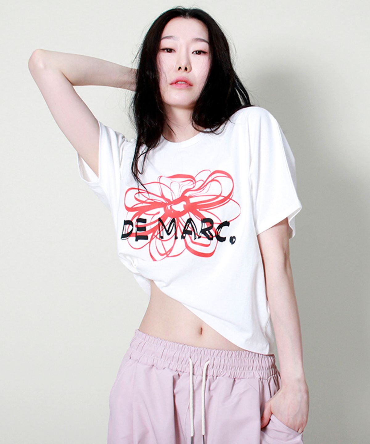 드마크(DEMARC) 프렌치슬리브 드마크플라워 세미크롭 반팔 티셔츠 아이보리 레드